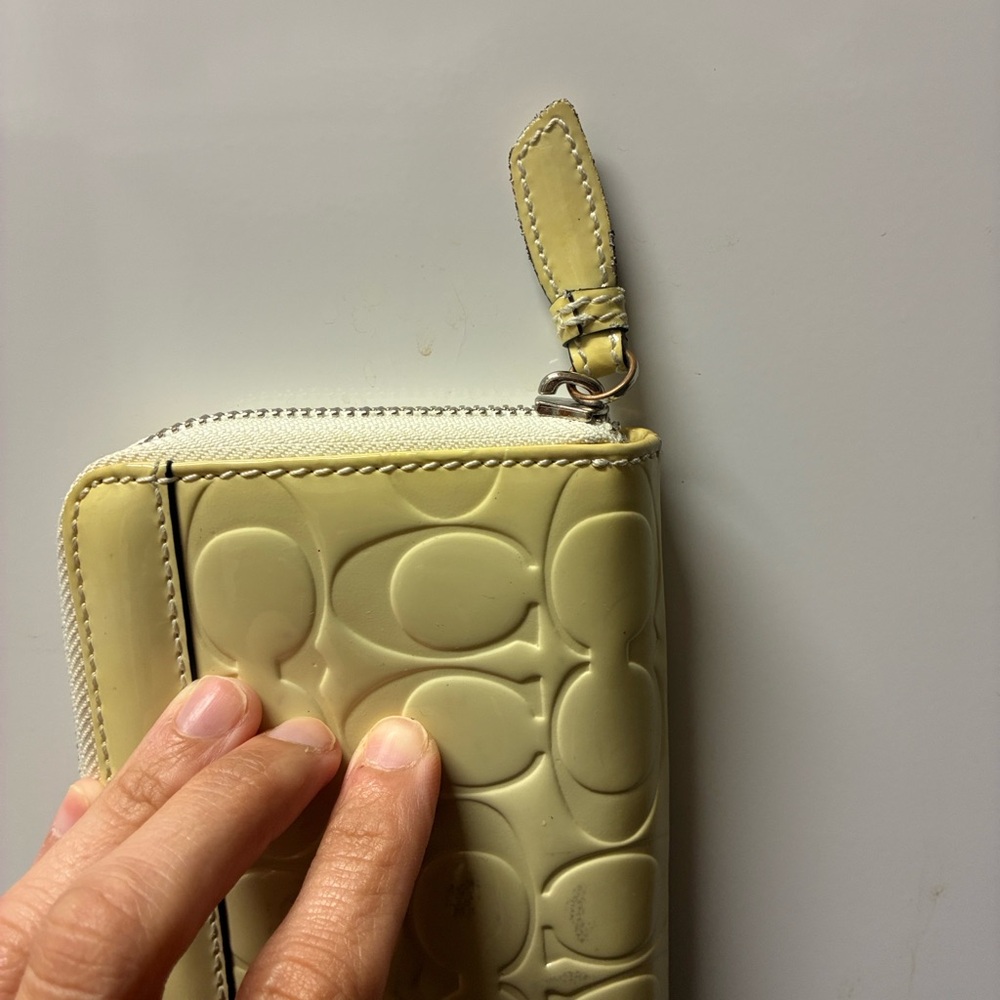 ‼️Coach Cream Embossed Wallet‼️ - Picture 2 of 8